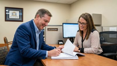 જો બેંક વારંવાર તમારી લોન અરજી નકારી રહી હોય, તો તેનું સૌથી મોટું કારણ નબળો સિબિલ (CIBIL) સ્કોર અથવા ક્રેડિટ સ્કોર હોઈ શકે છે. સામાન્ય રીતે બેંકો 750 કે તેથી વધુ ક્રેડિટ સ્કોર ધરાવતા ગ્રાહકોને જ સરળતાથી લોન આપે છે. સ્કોર સુધારવા માટે કોઈને પૈસા આપવાની જરૂર નથી, બસ નીચે મુજબની પદ્ધતિઓ અપનાવવાની જરૂર છે.