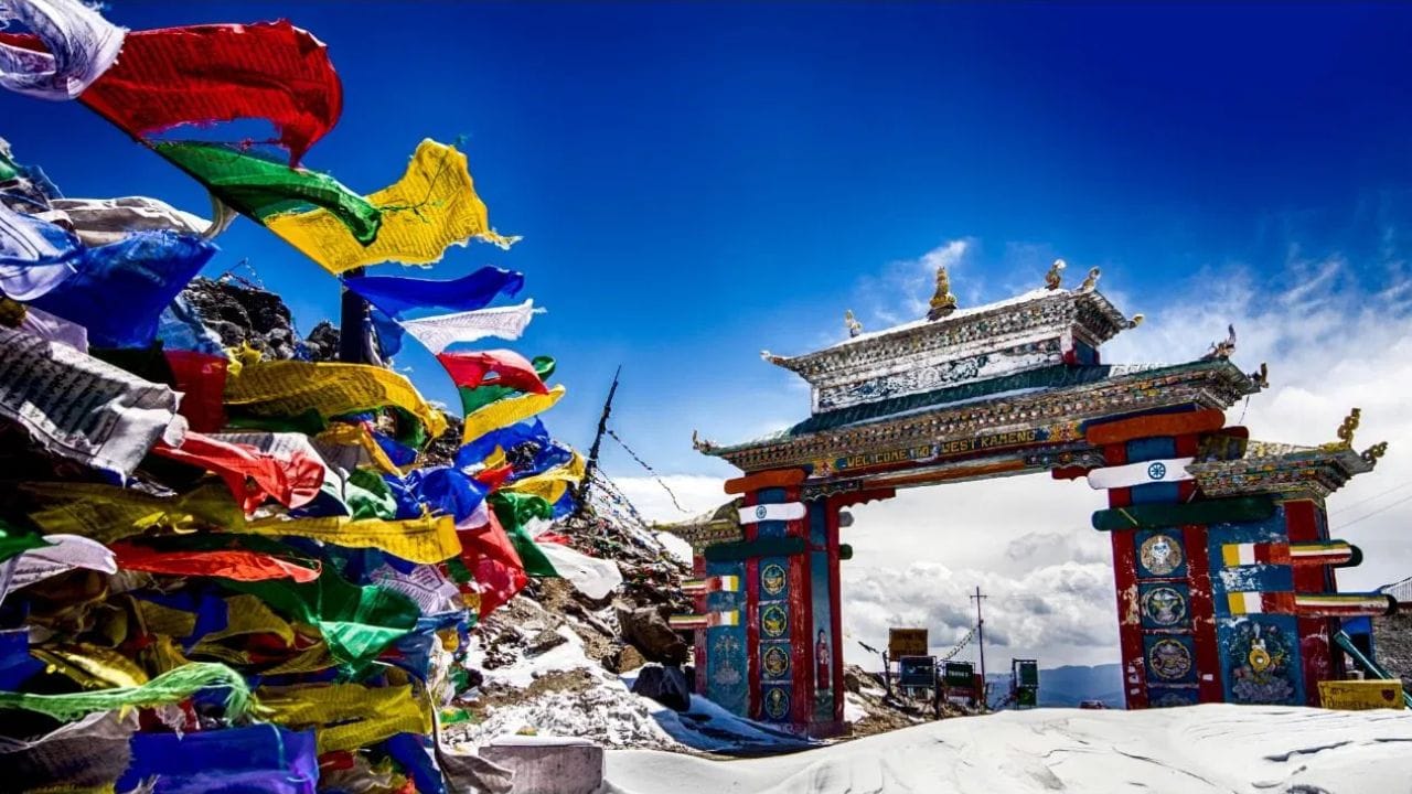 Tawang: અરુણાચલ પ્રદેશમાં આવેલું તવાંગ પણ ઉનાળામાં ફરવા માટે ખૂબ જ સુંદર સ્થાન માનવામાં આવે છે. પૂર્વીય હિમાલયની વચ્ચે વસેલું આ સ્થળ કુદરતી સૌંદર્યથી ભરપૂર છે. અહીં આવેલું તવાંગ મોનાસ્ટ્રી(tawang monastery) વિશ્વના મોટા બૌદ્ધ મઠોમાંથી એક ગણાય છે. ઉનાળાની સીઝનમાં પણ અહીંનું વાતાવરણ ઠંડુ રહે છે, જેના કારણે પ્રવાસીઓ અહીં ઉનાળાનું વેકેશન માણવા આવે છે.