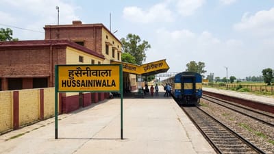 પંજાબના ફિરોઝપુર જિલ્લામાં આવેલું હુસૈનીવાલા રેલવે સ્ટેશન ભારતના સૌથી અનોખા સ્ટેશનોમાંનું એક છે. આ સ્ટેશન ભારત પાકિસ્તાન સરહદની અત્યંત નજીક આવેલું છે. આ સ્ટેશનની સૌથી ચોંકાવનારી વાત એ છે કે અહીં આખું વર્ષ કોઈ નિયમિત ટ્રેન આવતી નથી. વર્ષના 363 દિવસ આ સ્ટેશન ખાલીખમ અને સુમસામ જોવા મળે છે.