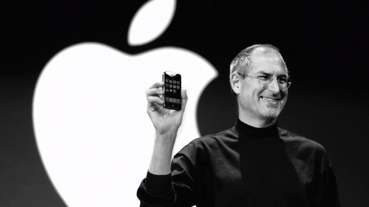 Apple ની 50 વર્ષની સફર એ સાબિત કરે છે કે નવીનતા અને દ્રઢ વિચાર સાથે કોઈપણ નાનું સ્ટાર્ટઅપ વિશ્વની સૌથી મોટી કંપની બની શકે છે. ગેરેજમાંથી શરૂ થયેલી આ યાત્રા આજે ટેક્નોલોજી જગતમાં પ્રેરણાનું પ્રતિક બની ગઈ છે. (Image Credit- Social Media)