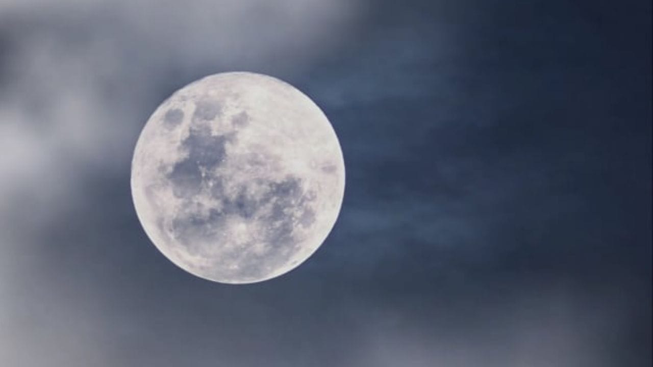 આકાશના અદભૂત દૃશ્યોમાં ચાંદની ઘટનાઓ હંમેશા લોકોમાં ઉત્સુકતા જગાવે છે. 1 એપ્રિલ 2026ના રોજ આકાશમાં ‘પિંક મૂન’ દેખાવાનો છે, જેને લઈને ઘણા લોકોમાં ઉત્સાહ જોવા મળી રહ્યો છે. જોકે, તેના નામને કારણે ઘણી વાર લોકો ભ્રમમાં પડી જાય છે અને તેને ‘બ્લડ મૂન’ જેવી ઘટના માની લે છે. હકીકતમાં, આ બે ઘટનાઓ એકબીજાથી સંપૂર્ણપણે અલગ છે.