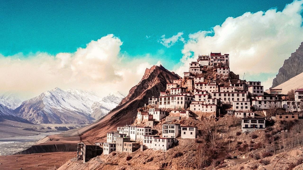 Spiti Valley: હિમાચલ પ્રદેશની સ્પીતી ઘાટી(Spiti Valley) પણ ઉનાળામાં પ્રવાસ માટે જાણીતી છે. તેને ઘણી વખત “ભારતનું લિટલ તિબ્બત” પણ કહેવામાં આવે છે. ઊંચા પહાડો અને સુંદર ઘાટીઓથી ઘેરાયેલું આ સ્થળ ટ્રેકિંગ અને એડવેન્ચર પસંદ કરનાર લોકો માટે ખાસ આકર્ષણ ધરાવે છે. અહીં કેમ્પિંગ કરવું અને કુદરતી દ્રશ્યોનો આનંદ માણવો પ્રવાસીઓને અનોખો અનુભવ આપે છે.