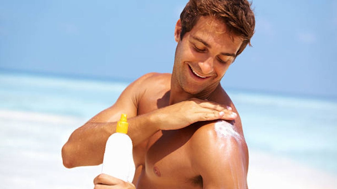 ગરમીમાં સનસ્ક્રીનનો ઉપયોગ કરવો એટલું જ મહત્વપૂર્ણ છે જેટલું પાણી પીવું. જો તમે યોગ્ય સમય પર અને યોગ્ય રીતે સનસ્ક્રીન લગાવો છો, તો તમે ત્વચાને ટૅનિંગ, ડેમેજ અને સમય પહેલાં વૃદ્ધ દેખાવાથી બચાવી શકો છો. રોજિંદા જીવનમાં આ સરળ આદત અપનાવવાથી સ્કિન હેલ્ધી અને ગ્લોઇંગ રહી શકે છે. (All Images Credit- Social Media)