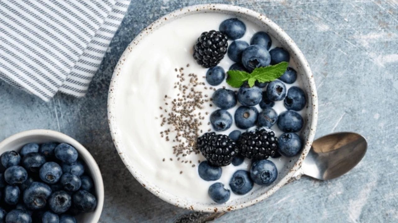 ચિયા સીડ્સને દહીંમાં ઉમેરીને ફળો સાથે ખાવું પણ એક સરળ રીત છે. દહીંને સારી રીતે ફેન્ટી લો અને તેમાં કાપેલા ફળ ઉમેરો. હવે ભીંજવેલા ચિયા સીડ્સ ઉમેરો અને મીઠાશ માટે મધ નાખો. આ કોર્ડ-ફ્રૂટ બાઉલ ગરમીમાં ખૂબ તાજગી આપે છે.