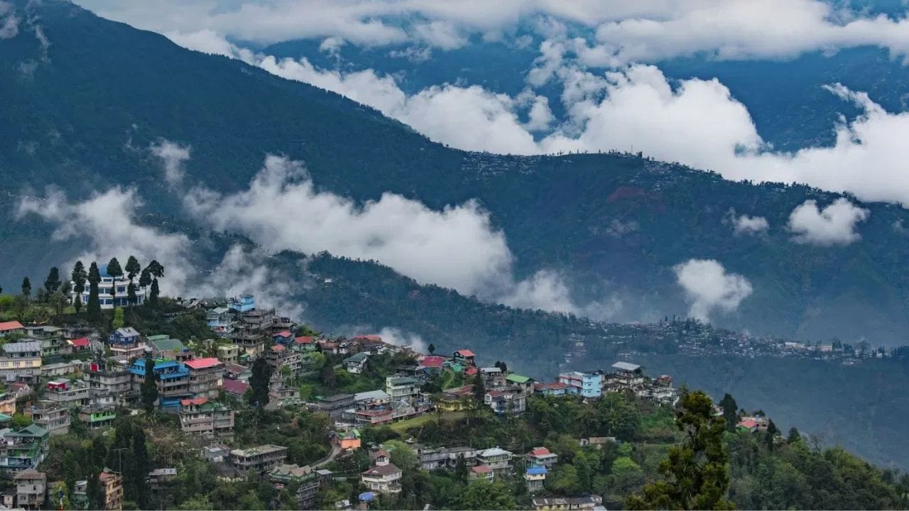 Darjeeling: પશ્ચિમ બંગાળમાં આવેલું દાર્જિલિંગ પણ ઉનાળામાં ફરવા માટે ખૂબ લોકપ્રિય હિલ સ્ટેશન છે. ચાના બગીચાઓ માટે જાણીતું આ શહેર પરિવાર સાથે પ્રવાસ કરવા માટે ઉત્તમ સ્થાન છે. અહીં ટાઇગર હિલ, સુંદર પહાડી દ્રશ્યો અને પ્રસિદ્ધ ટોય ટ્રેન પ્રવાસીઓને ખાસ આકર્ષે છે. ટાઇગર હિલ પરથી કાંચનજંગા પર્વતનું દૃશ્ય જોવું અદ્ભુત અનુભવ માનવામાં આવે છે.
