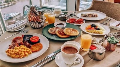 સવારનો નાસ્તો દિવસનું સૌથી મહત્વપૂર્ણ ભોજન માનવામાં આવે છે. રાત્રિના લાંબા ગાળાના ઉપવાસ પછી શરીરને ઊર્જા આપવાનું કામ નાસ્તો કરે છે. તેથી, નાસ્તો માત્ર પેટ ભરાય એવો જ નહીં, પરંતુ તેમાં પૂરતું પોષણ પણ હોવું જરૂરી છે. ખાસ કરીને પ્રોટીન અને ફાઈબરથી ભરપૂર નાસ્તો લેવાથી દિવસભર તાજગી રહે છે અને વારંવાર ભૂખ લાગતી નથી. આજકાલની વ્યસ્ત જીવનશૈલીમાં દરેકને વહેલી સવારમાં વધુ સમય મળતો નથી, તેથી અહીં એવી 5 સરળ અને ઝડપથી બનતી રેસીપી વિશે જાણીએ, જે ફક્ત 10 મિનિટમાં તૈયાર થઈ જાય છે અને પ્રોટીનથી સમૃદ્ધ છે.