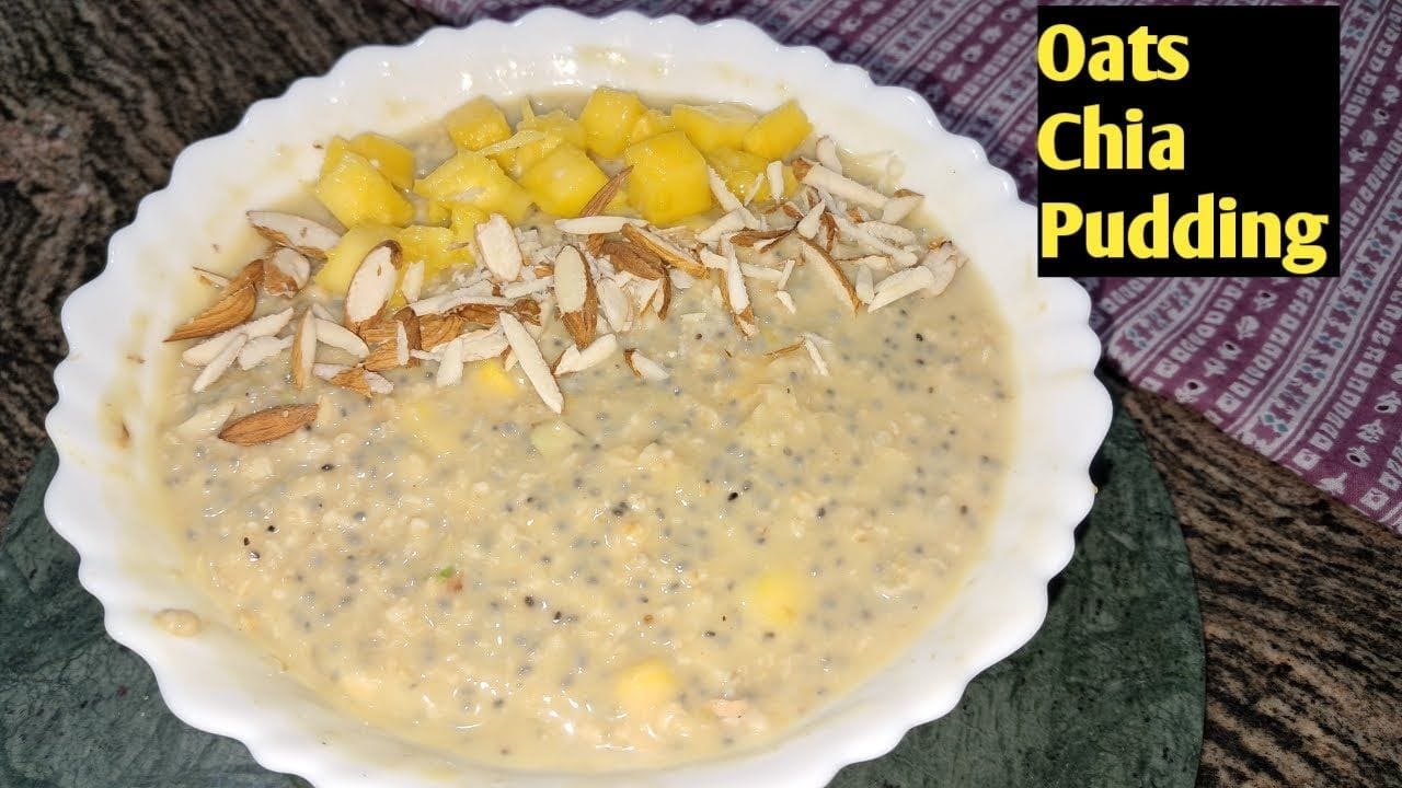 ચિયા સીડ્સ અને ઓટ્સની પુડિંગ પણ ખૂબ હેલ્ધી વિકલ્પ છે. દૂધ અથવા પ્લાન્ટ-બેઝ્ડ મિલ્કમાં ઓટ્સ, ચિયા સીડ્સ અને મધ અથવા મેપલ સિરપ ઉમેરો. તેને ઢાંકીને ફ્રિજમાં થોડા સમય માટે રાખો. પછી તેમાં ફળ, એલચી પાવડર અને નટ્સ ઉમેરો. આ ઠંડુ-ઠંડુ ડેઝર્ટ ગરમીમાં ખાસ મજા આપે છે.