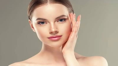 આજકાલ વધતી ગરમીમાં શરીર સાથે સાથે ત્વચાની કાળજી રાખવી પણ ખૂબ જ જરૂરી બની ગઈ છે. ખાસ કરીને સમર સીઝનમાં ડિહાઇડ્રેશન, ટેનિંગ અને સ્કિન પ્રોબ્લેમ્સ વધી જાય છે. આવી સ્થિતિમાં સીઝનલ ફળ અને શાકભાજી આપણું રક્ષણ કરે છે. કુદરત આપણને દરેક સીઝન મુજબ જરૂરી પોષક તત્વો આપે છે, જે શરીર અને સ્કિનને હેલ્ધી રાખવામાં મદદરૂપ થાય છે.