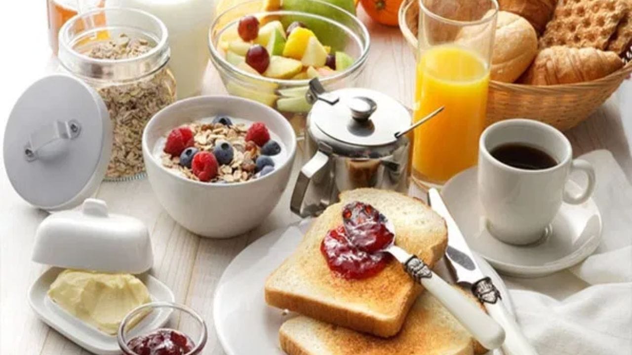 પ્રોટીન શરીરના વિકાસ અને મજબૂતી માટે ખૂબ જ જરૂરી તત્વ છે. જ્યારે આપણે સવારમાં પ્રોટીનવાળો નાસ્તો કરીએ છીએ, ત્યારે તે લાંબા સમય સુધી ઊર્જા જાળવી રાખે છે. સાથે જ ફાઈબરવાળા ખોરાકથી પાચન સુધરે છે અને અનહેલ્ધી ખાવાની ઈચ્છા પણ ઘટે છે. આથી વજન નિયંત્રણમાં રાખવામાં પણ મદદ મળે છે.