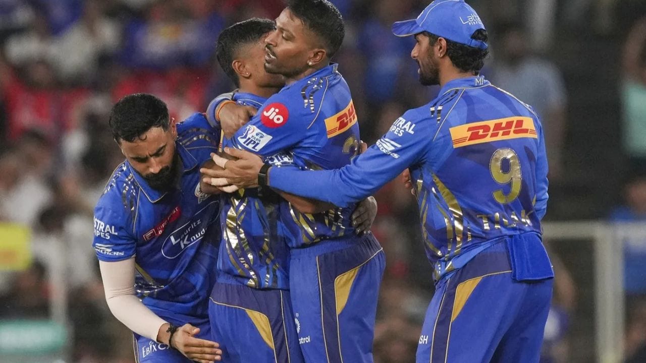 વાનખેડે સ્ટેડિયમમાં આઈપીએલ 2026ના બીજા મુકાબલામાં જ્યારે મુંબઈ ઈન્ડિયન્સ અને કોલકાતા નાઈટ રાઈડર્સની ટીમ સામસામે આવી ત્યારે ઈતિહાસ રચાઈ ગયો હતો. મુંબઈ ઈન્ડિયન્સના કેપ્ટન હાર્દિક પંડ્યાએ ટોસ જીતીને પહેલા બોલિંગ કરવાનો નિર્ણય લીધો હતો. આ મેચમાં મેદાન પર ઉતરતાની સાથે જ મુંબઈ ઈન્ડિયન્સ ટી20 ફોર્મેટમાં 300 મેચ પૂરી કરનારી વિશ્વની પ્રથમ ફ્રેન્ચાઈઝી ટીમ બની છે.