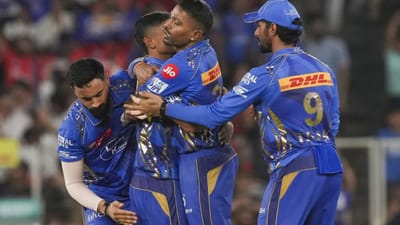 વાનખેડે સ્ટેડિયમમાં આઈપીએલ 2026ના બીજા મુકાબલામાં જ્યારે મુંબઈ ઈન્ડિયન્સ અને કોલકાતા નાઈટ રાઈડર્સની ટીમ સામસામે આવી ત્યારે ઈતિહાસ રચાઈ ગયો હતો. મુંબઈ ઈન્ડિયન્સના કેપ્ટન હાર્દિક પંડ્યાએ ટોસ જીતીને પહેલા બોલિંગ કરવાનો નિર્ણય લીધો હતો. આ મેચમાં મેદાન પર ઉતરતાની સાથે જ મુંબઈ ઈન્ડિયન્સ ટી20 ફોર્મેટમાં 300 મેચ પૂરી કરનારી વિશ્વની પ્રથમ ફ્રેન્ચાઈઝી ટીમ બની છે.