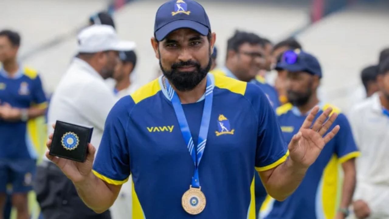 સંન્યાસની ચર્ચાઓ વચ્ચે શમીનો ધડાકો!: ભારતીય ક્રિકેટ ટીમનો સ્ટાર બોલર મોહમ્મદ શમી છેલ્લા કેટલાક સમયથી ઈજા અને પસંદગીકારોની અવગણનાને કારણે ચર્ચામાં છે. ઘરેલું ક્રિકેટમાં 67 વિકેટ ઝડપવા છતાં તેને ટીમ ઈન્ડિયામાં સ્થાન મળ્યું નથી. આ સ્થિતિમાં લોકો પૂછી રહ્યા હતા કે શું શમી હવે નિવૃત્તિ લેશે? શમીએ આ તમામ અટકળો પર વિરામ મૂકતા પોતાનો અંતિમ નિર્ણય સંભળાવી દીધો છે.