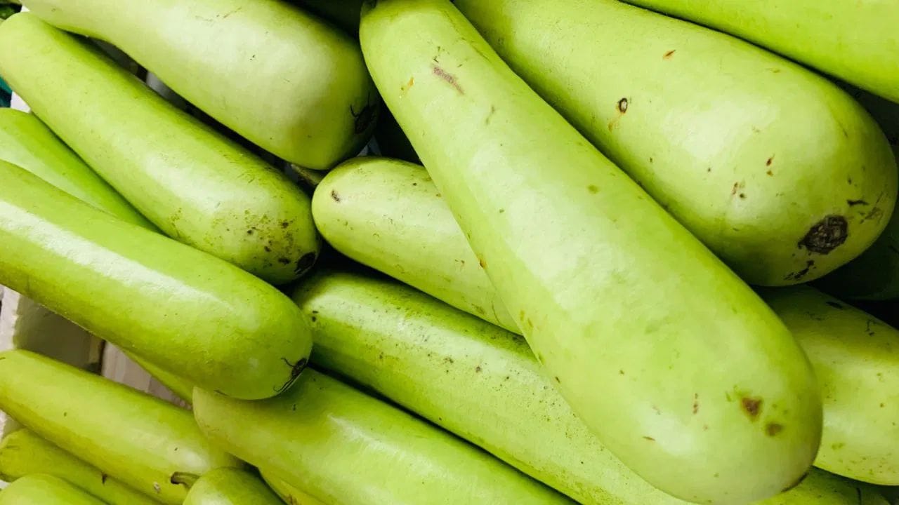 ગરમીમાં દૂધી એક અત્યંત લાભદાયી શાકભાજી માનવામાં આવે છે. તેમાં પાણીની માત્રા વધુ હોવાને કારણે તે શરીરને ઠંડક આપે છે અને સ્કિનને હાઈડ્રેટ રાખે છે. દૂધીનું નિયમિત સેવન કરવાથી ત્વચા નરમ અને તાજગીભરી રહે છે. સાથે જ તેનું કૂલિંગ ઇફેક્ટ ગરમીમાં પિમ્પલ્સ અને સ્કિન ઈરિટેશનથી પણ બચાવે છે.