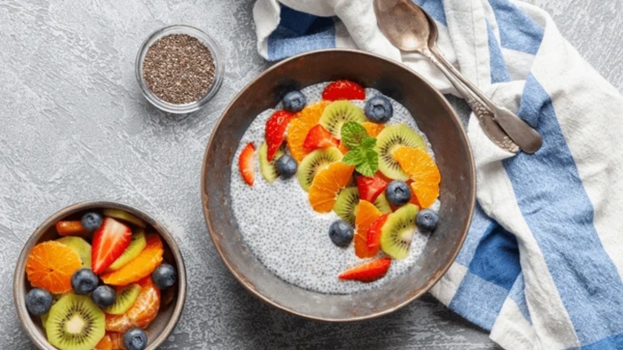 સલાડમાં ચિયા સીડ્સનો ઉપયોગ કરીને તેને વધુ પોષણયુક્ત બનાવી શકાય છે. પહેલા ચિયા સીડ્સને લીંબુના રસ અથવા દહીંમાં ભીંજવો. પછી સલાડની સામગ્રીમાં તેને મિક્સ કરીને ઓલિવ ઓઇલ સાથે ડ્રેસિંગ કરો. આ સલાડને વધુ ટેસ્ટી અને હેલ્ધી બનાવે છે.