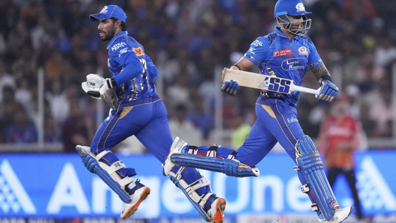 ટી20 ક્રિકેટના ઈતિહાસમાં અત્યાર સુધી કોઈ પણ ક્લબ કે ફ્રેન્ચાઈઝી ટીમ 300 મેચના આંકડા સુધી પહોંચી શકી નથી. મુંબઈ ઈન્ડિયન્સે આઈપીએલમાં કુલ 278 મેચ રમી છે જ્યારે ચેમ્પિયન્સ લીગ ટી20માં 22 મેચ રમી છે. આ રીતે કુલ 300 મેચ સાથે મુંબઈ ઈન્ડિયન્સ હવે સમરસેટ અને પાકિસ્તાન જેવી ટીમોની ક્લબમાં સામેલ થઈ ગઈ છે જેણે 300થી વધુ ટી20 મેચ રમી હોય.