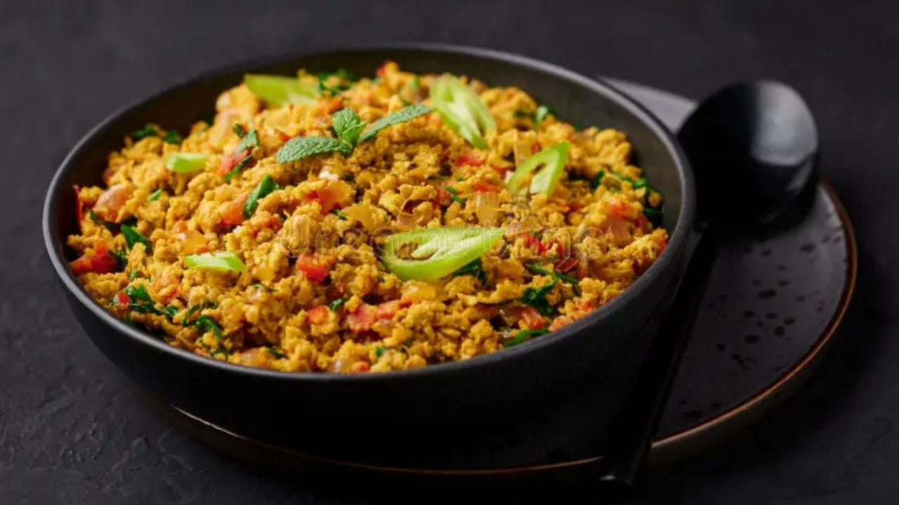 ઈંડા પ્રોટીનનો ઉત્તમ સ્ત્રોત છે. સવારમાં ઝડપથી બનતી ઈંડા ભુરજી ટોસ્ટ એક પરફેક્ટ વિકલ્પ છે. થોડા તેલમાં ડુંગળી, ટમેટા અને મસાલા શેકીને તેમાં ઈંડા ઉમેરીને ભુરજી તૈયાર કરો. તેને ટોસ્ટ સાથે પીરસો. આ વાનગી શરીરને જરૂરી વિટામિન અને પોષક તત્વો પૂરા પાડે છે.