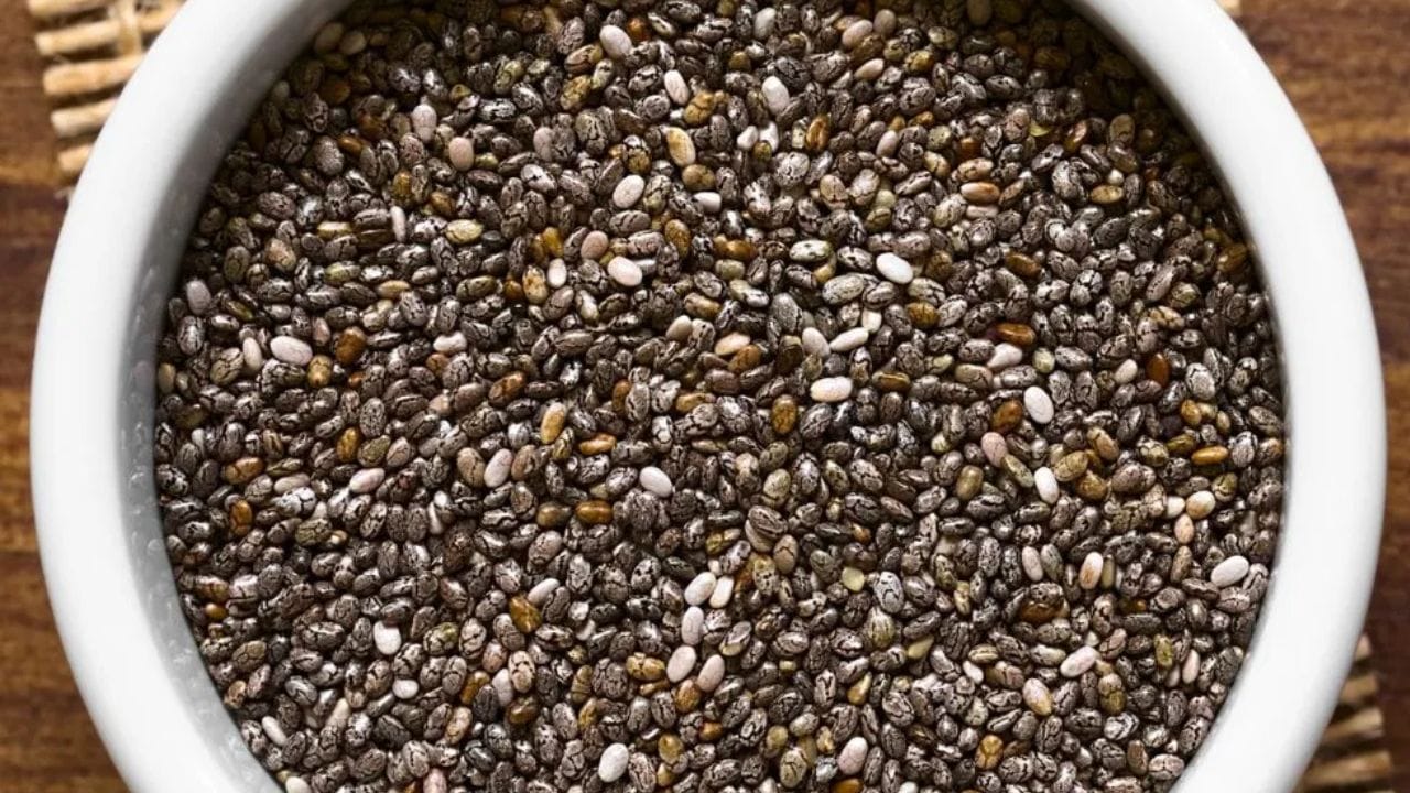 ચિયા સીડ્સ એક સરળ અને અસરકારક સુપરફૂડ છે, જે ગરમીમાં શરીરને ઠંડક અને પોષણ બંને આપે છે. તેને અલગ-અલગ રીતે ડાયટમાં સામેલ કરીને તમે સ્વસ્થ અને એનર્જેટિક રહી શકો છો. નાના ફેરફારોથી જ તમે તમારી ડાયટને વધુ હેલ્ધી બનાવી શકો છો. (All Image Credit- Social Media)