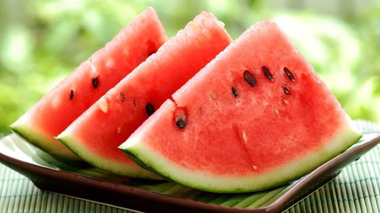 ગરમીમાં તળબુચ શરીર માટે ખૂબ જ જરૂરી છે. તે માત્ર પાણીની ઉણપ પૂરી નથી કરતું, પરંતુ ત્વચાને કુદરતી ચમક પણ આપે છે. તેમાં વિટામિન C અને અન્ય પોષક તત્વો હોય છે, જે સ્કિનને ડેમેજથી બચાવે છે અને તેને તાજગીભરી રાખે છે.