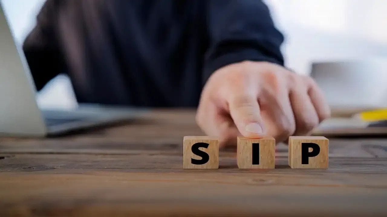 સામાન્ય SIPમાં તમે દર મહિને એક નિશ્ચિત રકમ જમા કરો છો, પરંતુ સ્ટેપ-અપ SIPમાં તમે દર વર્ષે તમારી રોકાણની રકમને એક નિશ્ચિત ટકાવારી (જેમ કે 10% અથવા 15%) વધારવાનો વિકલ્પ પસંદ કરો છો. જેમ તમારી સેલરી કે આવક વધે, તેમ તમારું રોકાણ પણ વધતું રહે છે.