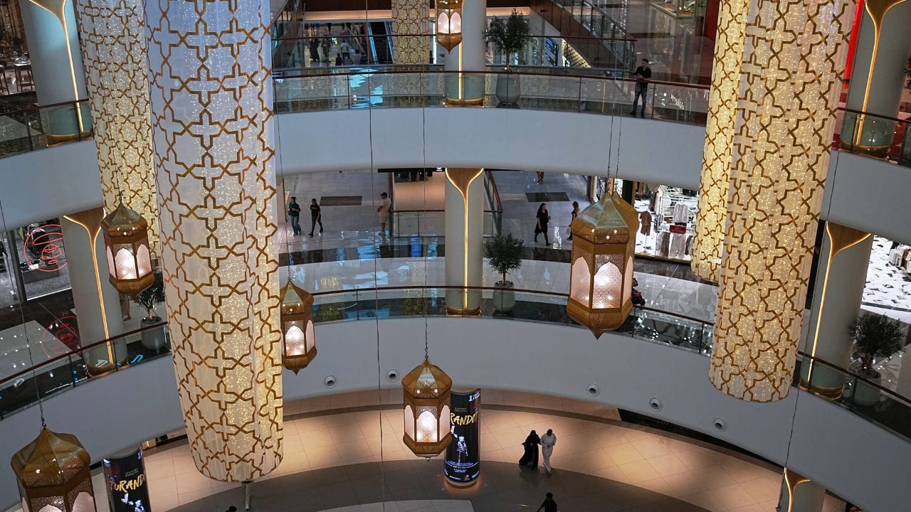 હવે જ્યારે તમે મોલ જાઓ તો ધ્યાનથી જોજો તમને ત્યાં કોઈ ઘડિયાળ નહીં જોવા મળે. આનાથી સવલ થાય કે શું મોલમાં ઇરાદાપૂર્વક ઘડિયાળો નથી લગાવવામાં આવતી? આનો જવાબ છે હા.આનું કારણ એ છે કે શોપિંગ સેન્ટર એવી જગ્યાઓમાંથી એક છે જ્યાં સમય આંખના પલકારામાં ઉડતો લાગે છે. જ્યાં વીસ મિનિટમાં થઈ જનારી મોટી-મોટી શોપિંગ પણ આસાનીથી ઘણા કલાકોના ખર્ચમાં રૂપાંતરિત થઈ શકે છે.  (Photo - AP)