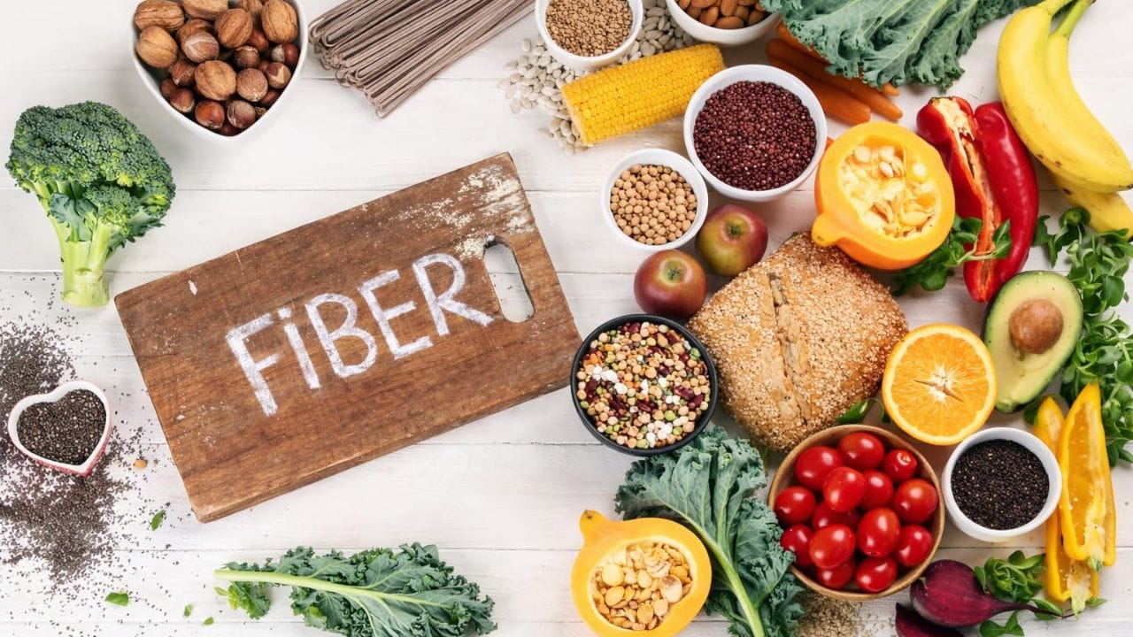 ફળને આખું ખાવાનું સૌથી મોટું કારણ તેમાં રહેલું ફાઇબર છે. ફાઇબર પાચનતંત્રને સક્રિય રાખવામાં મદદ કરે છે અને આંતરડાની કાર્યપ્રણાલી સુધારે છે. આ ઉપરાંત તે કબજિયાત જેવી સમસ્યાઓથી પણ બચાવે છે. જ્યારે ફળનો જ્યુસ બનાવવામાં આવે છે ત્યારે મોટાભાગે તેમાં રહેલું ફાઇબર અલગ થઈ જાય છે. પરિણામે જ્યુસમાં માત્ર મીઠાશવાળું પ્રવાહી રહે છે, જેમાં ફાઇબરની માત્રા બહુ ઓછી રહે છે.