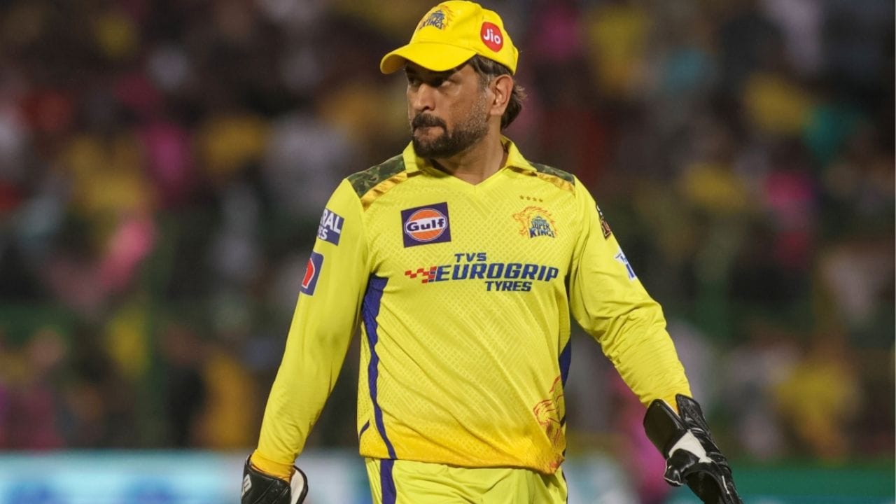 સ્ટમ્પની પાછળ ધોનીનો કોઈ મુકાબલો નથી. તે IPLના ઇતિહાસનો એકમાત્ર ખિલાડી છે જેને 201 ડિસમીસ્સલ્સ કર્યા છે. જેમાં 155 કેચ અને 46 સ્ટમ્પિંગનો સમાવેશ છે. તેની વીજળી જેવી ઝડપ તેને વિશ્વનો સૌથી સફળ વિકેટકીપર બનાવે છે. (Photo-BCCI)