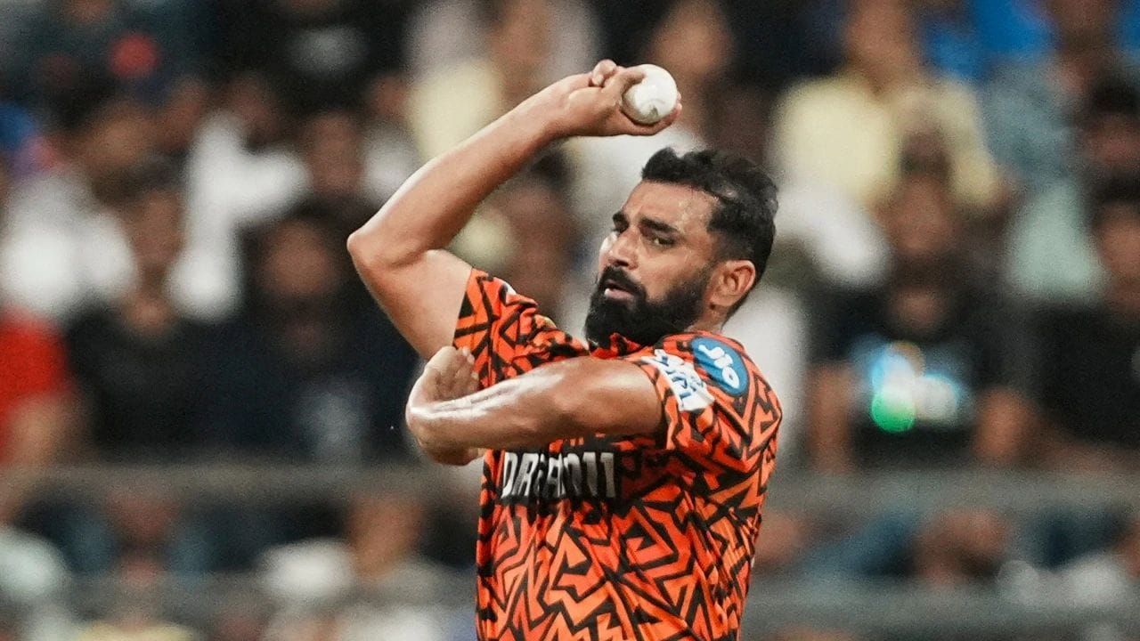 Mohammed Shami – Sunrisers Hyderabad: બીજા નંબર પર સનરાઇઝર્સ હૈદરાબાદ ના અનુભવી ફાસ્ટ બોલર મોહમ્મદ શમી છે. 12 એપ્રિલ 2025 ના રોજ પંજાબ કિંગ્સ સામેની મેચમાં,  શમીએ 4 ઓવરમાં 75 રન આપ્યા હતા. આ મુકાબલામાં પણ તે વિકેટ લેવામાં નિષ્ફળ રહ્યો હતો. શમી જેવા દિગ્ગજ બોલરનો આટલો મોંઘો સ્પેલ ચાહકો માટે પણ ખૂબ જ આશ્ચર્યજનક રહ્યો હતો. (Photo-BCCI)