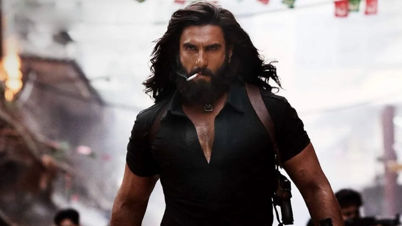 'ધુરંધર' ની વાર્તા પોતે જ ચર્ચાનો વિષય છે. આદિત્ય ધરની ફિલ્મમાં દર્શાવવામાં આવ્યું છે કે કેવી રીતે એક ભારતીય એજન્ટ પાકિસ્તાનમાં ઘૂસણખોરી કરે છે અને તેના ગેંગ અને આતંકવાદીઓના નાપાક ઇરાદાઓને નિષ્ફળ બનાવે છે. (ફોટો google)