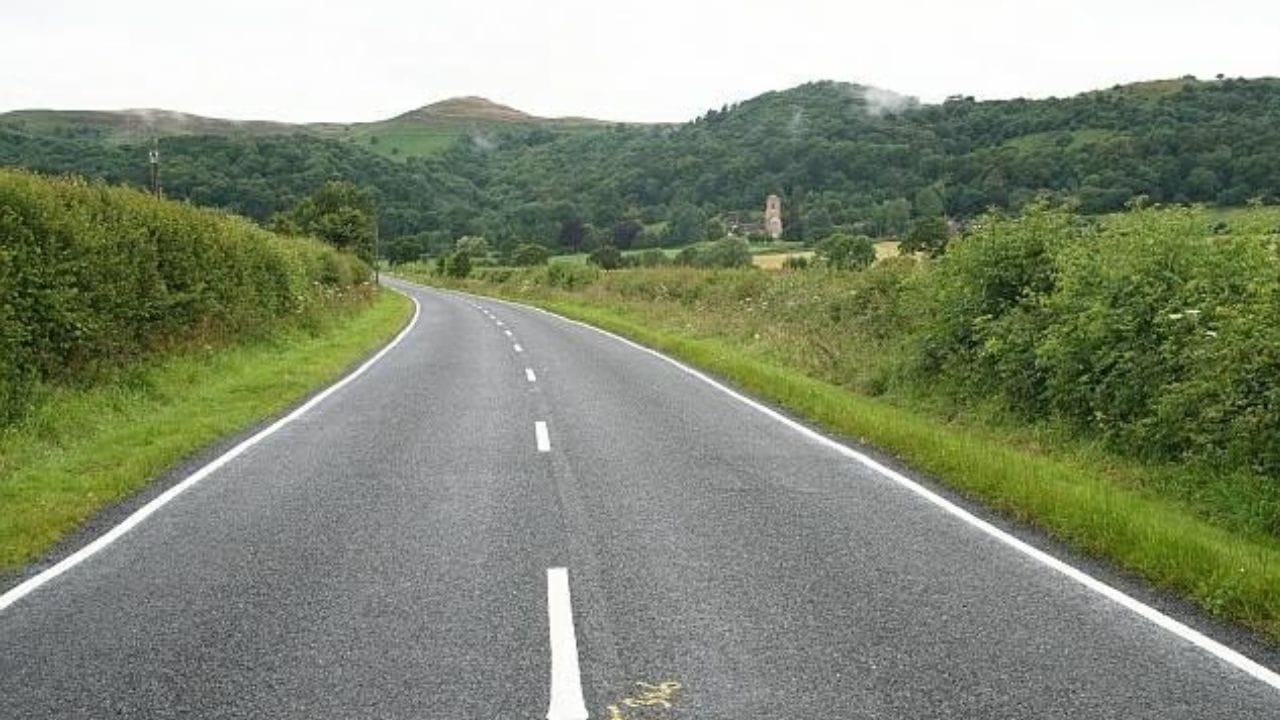 સફેદ ડેશવાળી રેખા : રસ્તા પર સફેદ ડેશવાળી રેખાઓનો અર્થ એ છે કે તમે લેન બદલી શકો છો અને સુરક્ષિત રીતે ઓવરટેક કરી શકો છો. પરંતુ તેનો અર્થ એ નથી કે તમારે વિચાર્યા વિના ફક્ત લેન બદલવી જોઈએ. તમારે ખાતરી કરવાની જરૂર છે કે રસ્તો સાફ છે અને નજીકમાં કોઈ અન્ય વાહનો આવતા નથી. (ફોટો google)