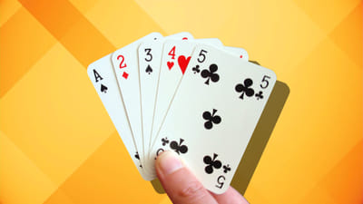 તાશના પત્તામાં ચાર પ્રકારના સૂટ : તાશના પત્તાઓમાં કુલ ચાર પ્રકારના સૂટ હોય છે  જેમાં બે લાલ અને બે કાળા રંગના હોય છે. દરેકનો આકાર અલગ હોય છે અને ભારતમાં તેમને આ નામોથી ઓળખવામાં આવે છે. લાલ (♥) ,ચોકડી  (♦) , ફૂલ (♣) , કાળી (♠)  આ રમતનો ઇતિહાસ પણ ખૂબ જ જૂનો છે. કહેવાય છે કે લગભગ 15મી સદીમાં યુરોપમાં તાશની શરૂઆત થઈ હતી અને સમય સાથે એ દુનિયાભરમાં ફેલાઈ ગઈ.