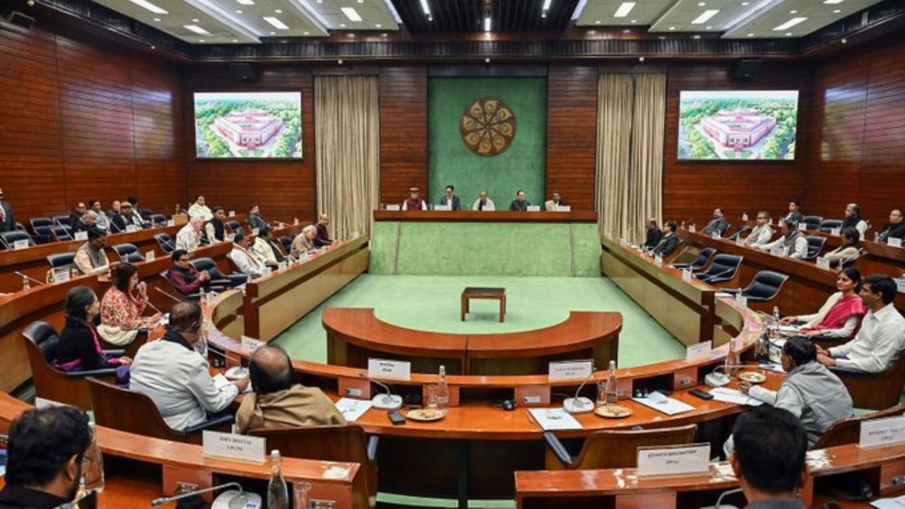 બેઠકમાં ખુલાસો થયો કે વડાપ્રધાન મોદીએ સીધી અમેરિકી રાષ્ટ્રપતિ ડોનાલ્ડ ટ્રમ્પ સાથે વાત કરી છે. ભારતનું વલણ સ્પષ્ટ છે - "અમને યુદ્ધ નથી જોઈતું." પરંતુ પડદા પાછળ ભારત પોતાના હિતો માટે વૈશ્વિક સ્તરે કેવી ગોઠવણ કરી રહ્યું છે તે જાણવું રસપ્રદ છે.