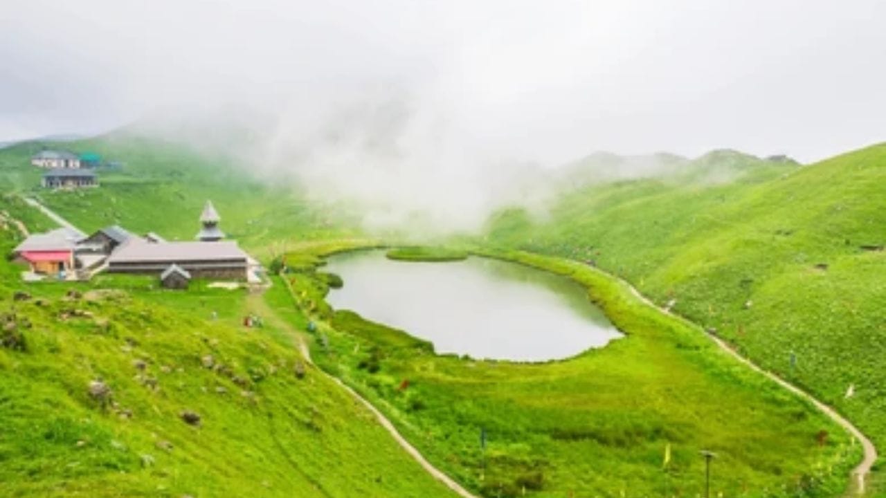 ગરમી શરૂ થતાં જ દરેકને ઠંડકભરી અને શાંતિપૂર્ણ જગ્યાઓ પર જવાની ઈચ્છા થાય છે. શહેરની ભાગદોડથી દૂર, જયાં માત્ર પહાડોની શાંતિ, ઠંડી અને કુદરતી સૌંદર્ય હોય. આવી જગ્યાઓ ટ્રાવેલ લવર્સ માટે ખાસ હોય છે. હિમાચલ પ્રદેશમાં એવા ઘણા જાણીતા હિલ સ્ટેશનો છે, પરંતુ અહીં કેટલીક છુપાયેલી જગ્યાઓ પણ છે, જે હજુ સુધી ભીડથી દૂર છે. એવી જ એક અનોખી અને સુંદર જગ્યા છે મંડી જિલ્લામાં આવેલી પરાશર લેક. 