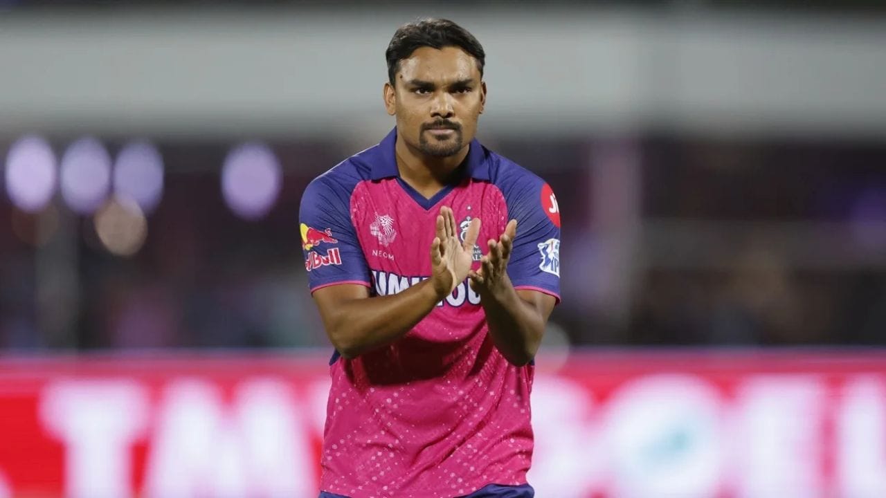 સંદીપ શર્મા (RR): સંદીપ શર્મા IPL ઇતિહાસના સૌથી સફળ છતાં શાંત ગણાતા બોલરોમાં અગ્રેસર છે. તે પાવરપ્લેમાં સ્વિંગ અને ડેથ  ઓવરોમાં સચોટ યોર્કર ફેંકવા માટે જાણીતો છે. તેના નામે એક મોટો રેકોર્ડ છે—તે વિરાટ કોહલીને 7 વખત આઉટ કરનાર એકમાત્ર બોલર છે. પોતાની 137 મેચની કરિયરમાં  146 વિકેટ ઝડપનાર આ ખેલાડી હરાજીમાં ભલે બેઝ પ્રાઇસ પર મળતો હોય, પણ તેનું પ્રદર્શન મેદાન પર કરોડોની કિંમતના બોલરો કરતા પણ ચઢિયાતું રહે છે. (Photo-X/IPL)