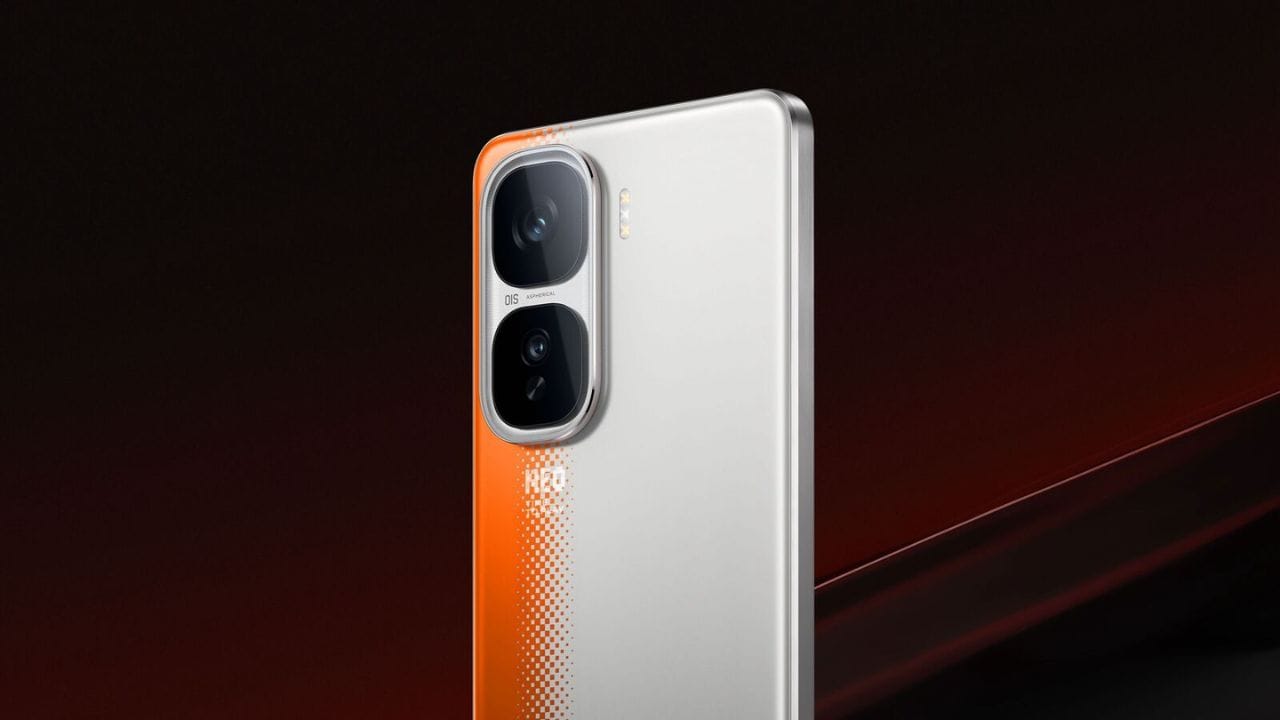 iQOO Neo 10R: ગેમર્સ માટે ખાસ બનાવેલ આ ફોનમાં Snapdragon 8s Gen 3 પ્રોસેસર છે. તેમાં 144Hz રિફ્રેશ રેટ અને ખાસ ગેમિંગ મોશન  કંટ્રોલ્સ આપવામાં આવ્યા છે, જે FPS ગેમ્સમાં ઝડપી પ્રતિસાદ આપે છે. (Photo-iQOO)