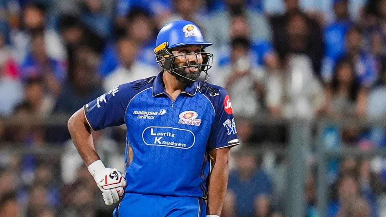 રોહિત શર્માએ આ મેચમાં ત્રણ છગ્ગા ફટકારતાની સાથે જ T20 ક્રિકેટમાં પોતાના 550 છગ્ગા પૂરા કરી લીધા. આ સિદ્ધિની સાથે તે T20 ફોર્મેટમાં 550 છગ્ગા મારનાર એશિયાનો પ્રથમ ખેલાડી બની  ગયો છે. વિશ્વભરમાં આ પરાક્રમ કરનાર તે નવમો બેટ્સમેન છે. (Photo-PTI)