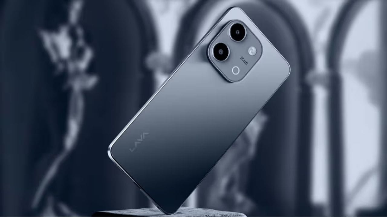 Lava કંપનીનું Bold N2 Pro સ્માર્ટફોન 31 માર્ચે બપોરે 12 વાગ્યે લોન્ચ થશે. લોન્ચ બાદ આ ફોન કંપનીની ઓફિશિયલ વેબસાઇટ અને Flipkart પર ખરીદી માટે ઉપલબ્ધ રહેશે. ફીચર્સની વાત કરીએ તો આ ફોનમાં 6.67 ઇંચનું HD+ ડિસ્પ્લે મળશે. ફોટોગ્રાફી માટે 50 મેગાપિક્સલ AI ટ્રિપલ રિયર કેમેરા સેટઅપ આપવામાં આવ્યું છે. આ ઉપરાંત, 4GB વર્ચ્યુઅલ રેમ અને Unisoc T7250 પ્રોસેસર સાથે આ ફોન સારી પરફોર્મન્સ આપશે. આ ફોનમાં IP54 રેટિંગ મળશે, એટલે કે ડસ્ટ અને પાણીથી થોડી સુરક્ષા પણ મળશે. 5000 એમએએચ બેટરી સાથે લાંબા સમય સુધી ઉપયોગ કરી શકાશે. ખાસ વાત એ છે કે આ ફોન ક્લીન OS સાથે આવશે, એટલે કે તેમાં કોઈ બિનજરૂરી એપ્સ નહીં હોય.