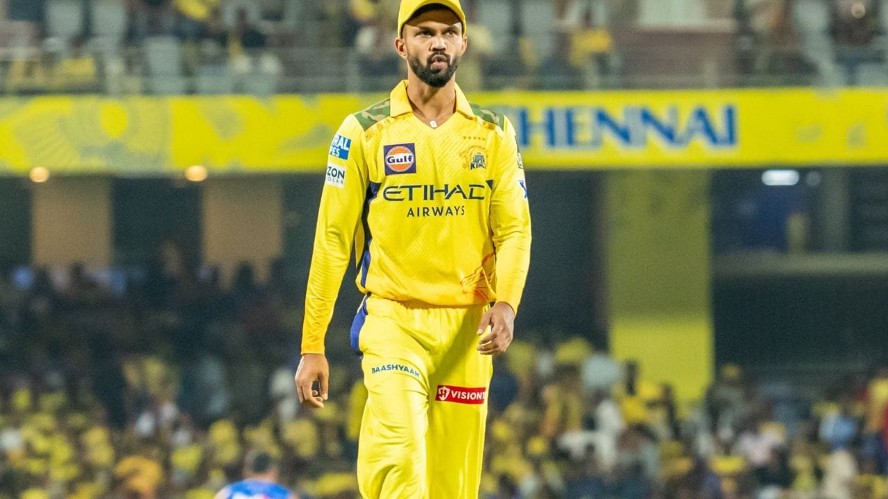 ગાયકવાડની અગ્નિપરીક્ષા: કેપ્ટન રુતુરાજ ગાયકવાડ માટે આ મહત્વનો ટેસ્ટ છે. અત્યાર સુધી ધોની તેની સાથે રહીને નિર્ણયો લેવામાં મદદ કરતા હતા, પરંતુ હવે ગાયકવાડે સંપૂર્ણપણે પોતાની વ્યૂહરચના પર  નિર્ભર રહેવું પડશે. (Photo-X/IPL)