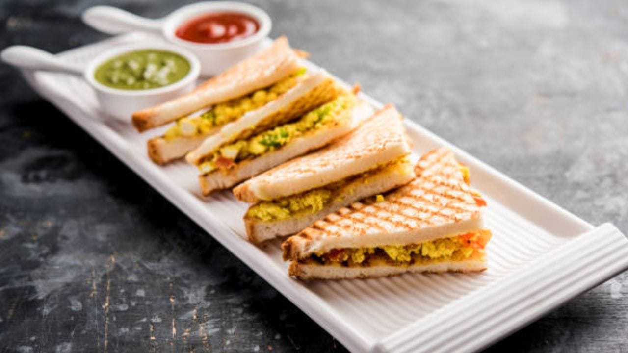 જો તમને વધુ સરળ અને ઝડપથી બનતું કંઈક જોઈએ, તો પનીર સેન્ડવિચ શ્રેષ્ઠ છે. મલ્ટિગ્રેન બ્રેડમાં પનીર, કાપેલી શાકભાજી અને હળવા મસાલા ભરીને બનાવો. મેયોનીઝની જગ્યાએ દહીંનો ઉપયોગ કરશો તો વધુ હેલ્ધી રહેશે. આ નાસ્તો ટેસ્ટી અને પ્રોટીનથી ભરપૂર છે.