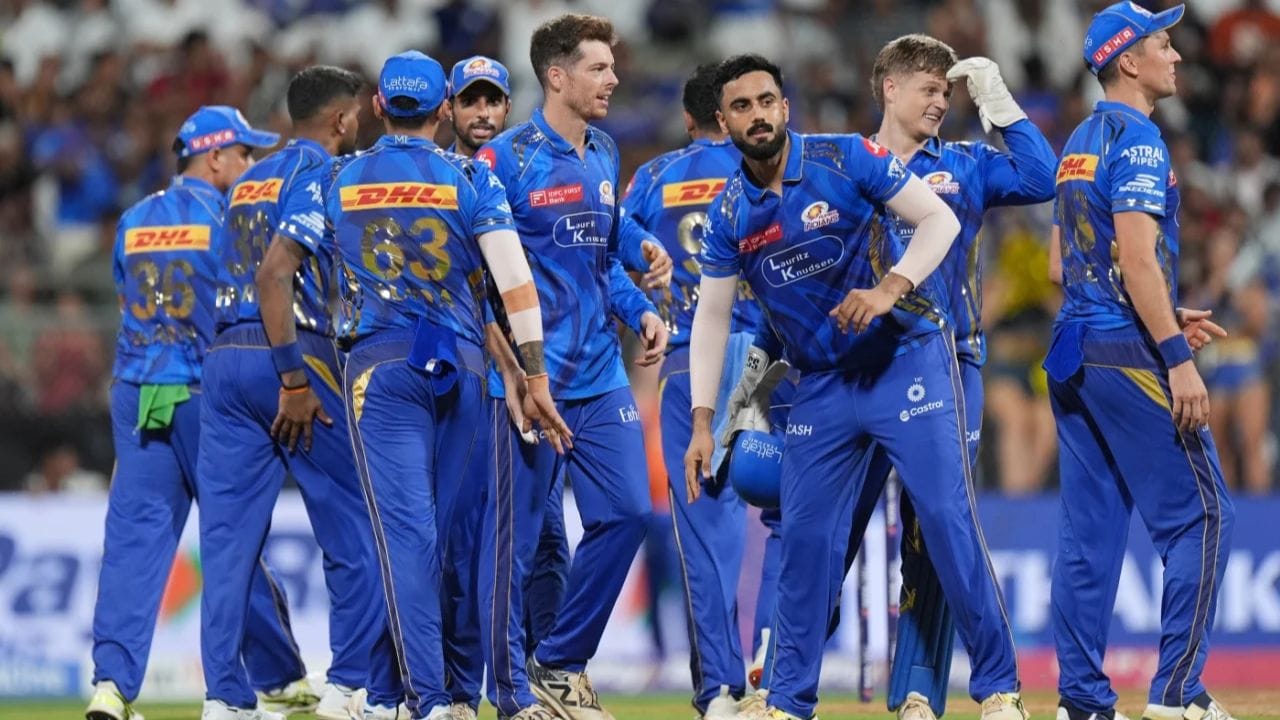 મુંબઈ ઈન્ડિયન્સ આઈપીએલ ઈતિહાસની સૌથી સફળ ટીમોમાંની એક છે જેણે અત્યાર સુધી 5 વખત ટ્રોફી પોતાના નામે કરી છે. જોકે છેલ્લા બે સીઝન મુંબઈ માટે આશા મુજબના રહ્યા નથી. આ વખતે સતત ત્રીજી સીઝનમાં ટીમની કમાન સંભાળી રહેલા હાર્દિક પંડ્યા પર મોટી જવાબદારી છે કે તે ટીમને ફરી એકવાર ચેમ્પિયન બનાવે અને આ ઐતિહાસિક 300મી મેચને જીત સાથે યાદગાર બનાવે.