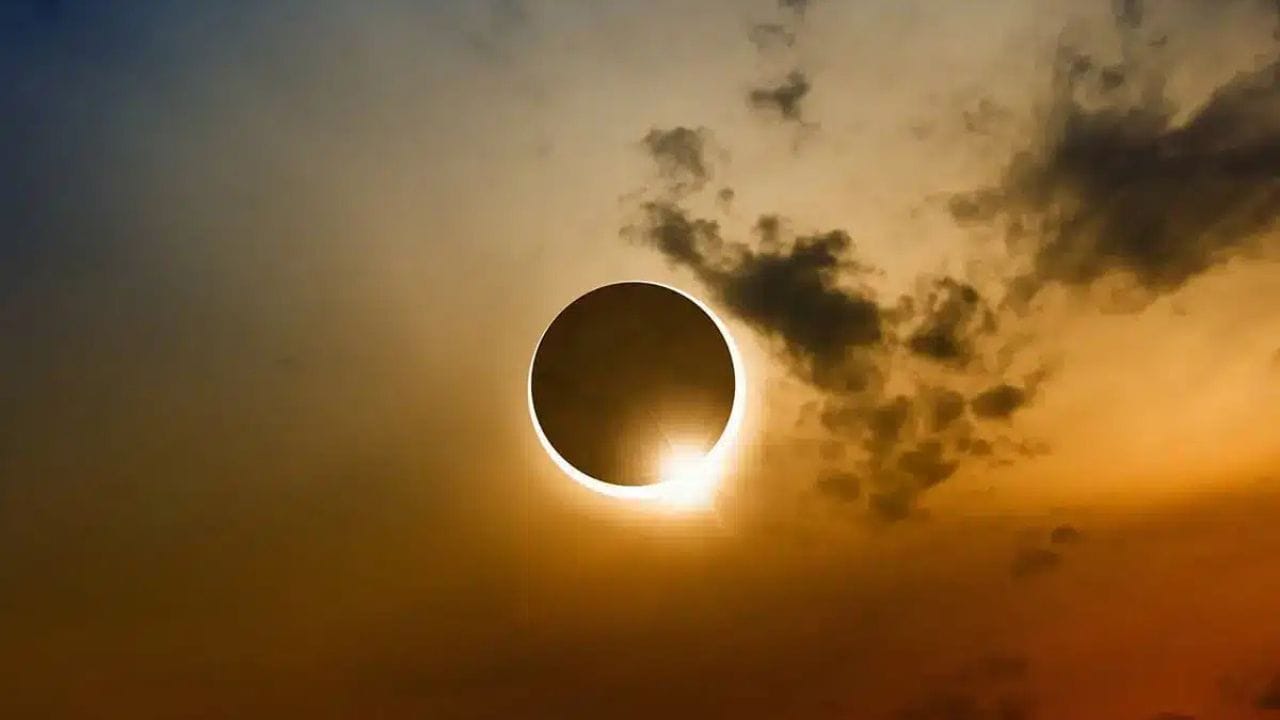 ભારતમાં આ સૂર્યગ્રહણ સંપૂર્ણ રીતે નહીં પરંતુ આંશિક રીતે જોવા મળી શકે છે. અંદાજ મુજબ દેશમાં સાંજના લગભગ 4 વાગ્યાથી 6 વાગ્યા વચ્ચે આ ઘટનાનો ભાગ્યે જ નજારો મળી શકે છે. (Image Credit Source: Social Media)
