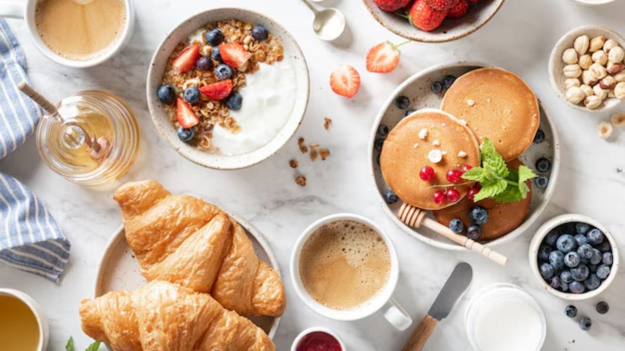 વ્યસ્ત જીવનમાં પણ સ્વસ્થ નાસ્તો કરવો શક્ય છે, જો આપણે યોગ્ય વિકલ્પ પસંદ કરીએ. પ્રોટીનથી ભરપૂર નાસ્તો શરીરને ઊર્જાવાન રાખે છે અને દિવસભર સક્રિય રહેવામાં મદદ કરે છે. માત્ર 10 મિનિટમાં તૈયાર થતી આ રેસીપી તમારા દિવસની શરૂઆતને સ્વસ્થ અને મજબૂત બનાવી શકે છે. (All Image Credit- Social Media)