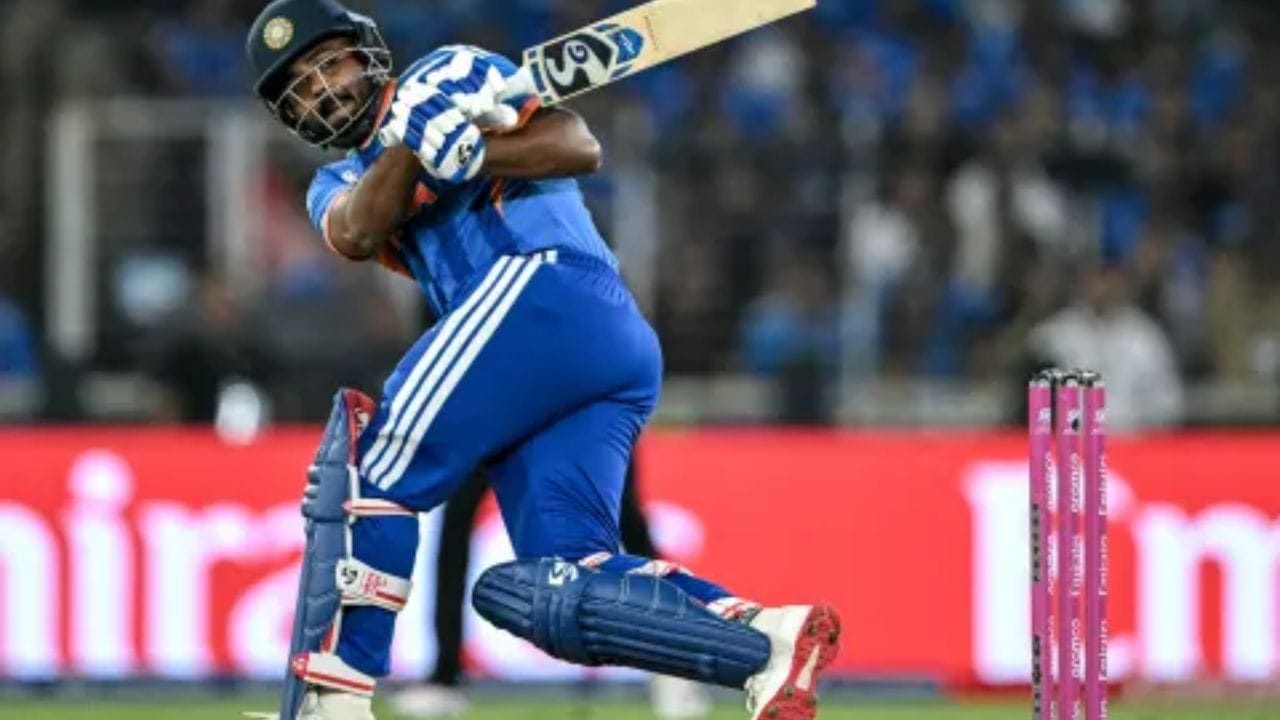 98 રનની મજબૂત ભાગીદારી: ભારતીય ઇનિંગ્સની શરૂઆત કરતા આ બંને બેટ્સમેનો વચ્ચે પ્રથમ વિકેટ માટે કુલ 98 રનની શાનદાર પાર્ટનરશિપ થઈ હતી. આ ભાગીદારી દરમિયાન લોકી ફર્ગ્યુસન જેવા અનુભવી બોલરોની પણ આ જોડીએ આકરી કસોટી કરી હતી અને મેદાનની ચારેબાજુ ચોગ્ગા-છગ્ગાની રમઝટ બોલાવી હતી.