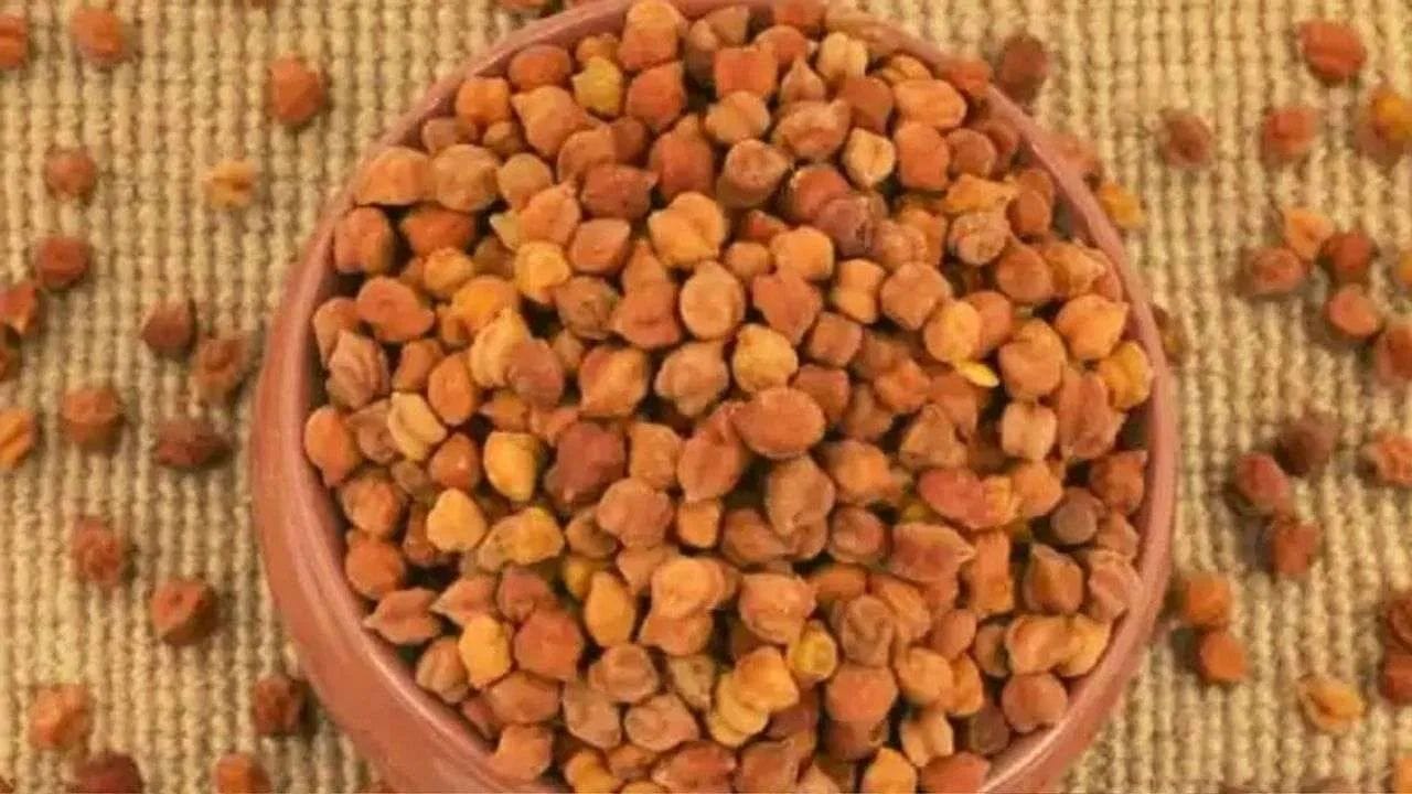 ઘણા લોકો માને છે કે ચણાથી બનેલું સત્તુ ઠંડુ હોય છે, એટલે ચણા પણ ઠંડા હશે. હકીકતમાં કાળા ચણા ગરમ તાસીર ધરાવે છે. પરંતુ જ્યારે તેને ભુંજવામાં આવે છે, ત્યારે તેની ગરમ તાસીર ઘટી જાય છે અને સત્તુ ઠંડક આપે છે. ચણા પ્રોટીનનો ઉત્તમ સ્ત્રોત છે અને શરીરની તાકાત વધારવામાં મદદ કરે છે.