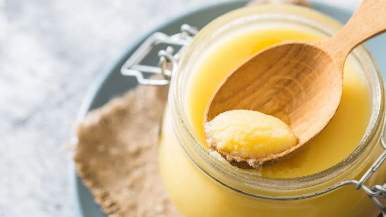 દેશી ઘી આરોગ્ય માટે ખૂબ જ ફાયદાકારક છે. તે શરીરને સ્નિગ્ધતા અને શક્તિ આપે છે. તેની તાસીર મધ્યમ ગરમ હોય છે, એટલે ઉનાળામાં પણ મર્યાદિત માત્રામાં તેનો ઉપયોગ કરી શકાય છે. ઘીમાં વિટામિન અને સારા ફેટ્સ હોય છે, જે શરીરને ઊર્જા આપે છે.