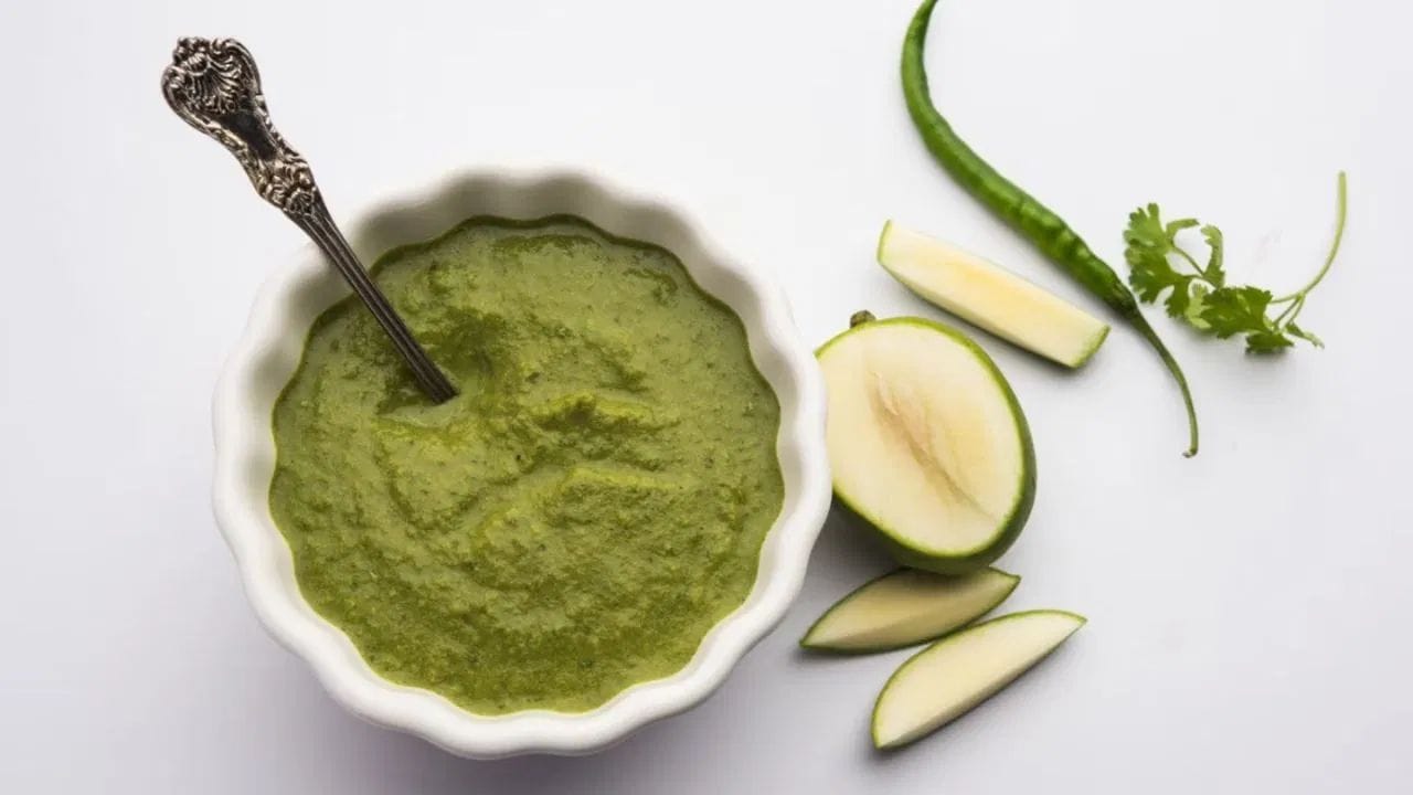 ગરમીમાં ખાસ કરીને કાચી કેરીની ચટણી ખૂબ જ લોકપ્રિય છે. તેનો ખાટો અને તીખો ટેસ્ટ કોઈપણ સાદા ભોજનને પણ મજેદાર બનાવી દે છે. કાચી કેરીને નાના ટુકડાઓમાં કાપીને તેમાં લીલા કે સુકા મરચાં, જીરું, લસણ, ટમેટા અને મીઠું ઉમેરીને પીસવામાં આવે છે. આ ચટણીનો સ્વાદ એટલો સ્વાદિષ્ટ હોય છે કે માત્ર તેની સુગંધથી જ મોઢામાં પાણી આવી જાય છે.