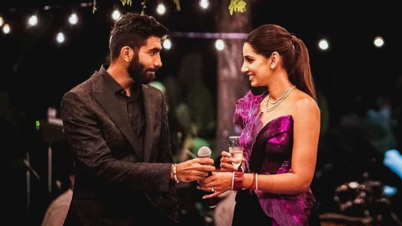 ફેન્સ બુમરાહ અને સંજનાને આઈડલ કપલ ગણાવે છે અનેક લોકો તેની કેમેસ્ટ્રી પર ફિદા થઈ ગયા છે. હવે જ્યારે સંજના અને બુમરાહ વિશે આટલી વાતો થઈ રહી છે તો એ પણ જાણી લઈએ કે તેમની પ્રેમ કહાની ક્યાંથી શરૂ થઈ હતી. 