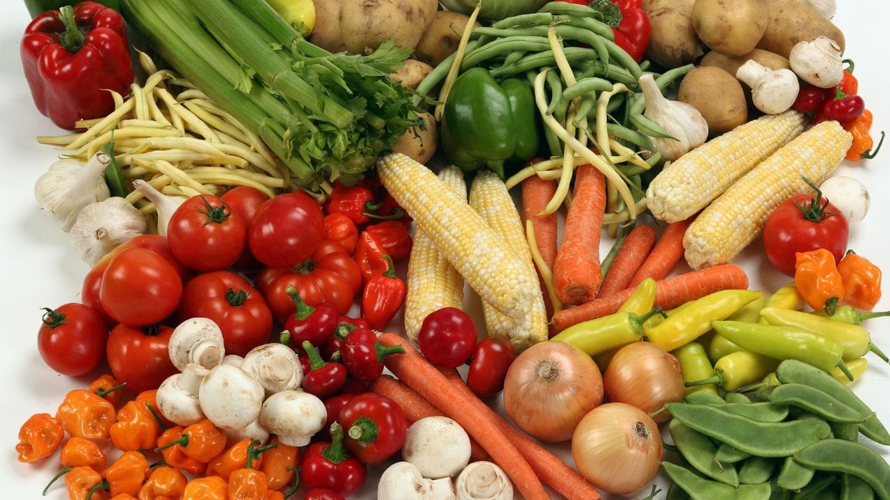 ભારતીય રસોડામાં શાકભાજીનું મહત્વ ખૂબ મોટું છે. રોજિંદા ભોજનમાં બટાકા, ટામેટા, મરચાં અને અન્ય શાકભાજીનો વ્યાપક ઉપયોગ થાય છે. ઘણા લોકો માનતા હોય છે કે આ બધું શાકભાજી મૂળ ભારતનું જ છે, પરંતુ હકીકતમાં આવું નથી. ઇતિહાસ પર નજર કરીએ તો જાણવા મળે છે કે આજકાલ ‘દેશી’ મનાતી ઘણી શાકભાજી વિદેશથી ભારત આવી છે. ખાસ કરીને પોર્ટુગીઝ, ડચ અને બ્રિટિશ વેપારીઓ ભારત સાથે વેપાર કરતા સમયે અનેક શાકભાજી અહીં લાવ્યાં હતા.