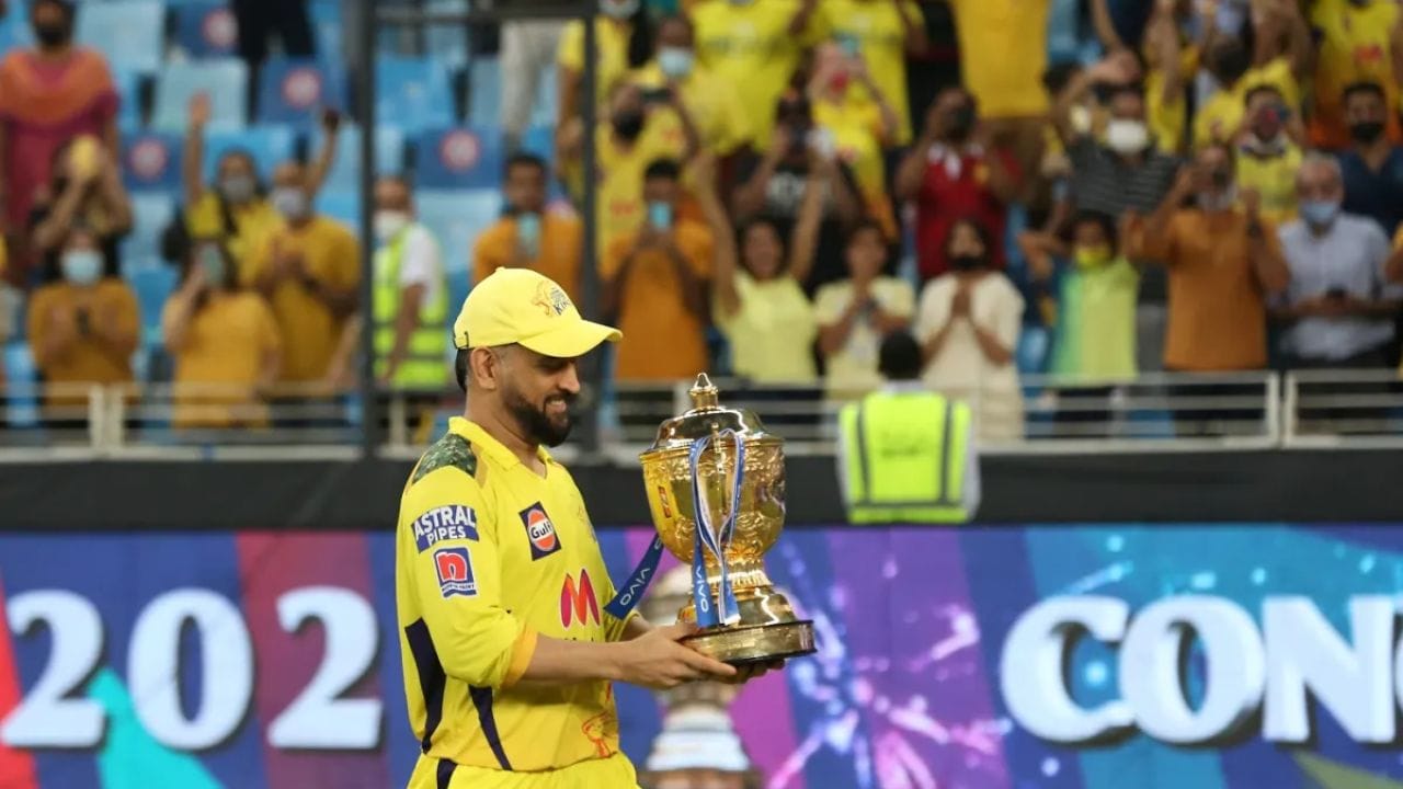 ધોની કેપ્ટન તરીકે IPLના ઇતિહાસમાં સૌથી વધુ મેચ રમનાર ખેલાડી છે. ધોનીએ 226 મેચ કેપ્ટન તરીકે રમી છે જેમાં 133 જીત મેળવી છે. તેની કેપ્ટનશીપમાં ચેન્નાઈ સુપર કિંગ્સે 5 વખત IPL ટાઇટલ જીત્યું છે અને 10 વાર ફાઇનલમાં પહોંચ્યું છે. (Photo-BCCI)