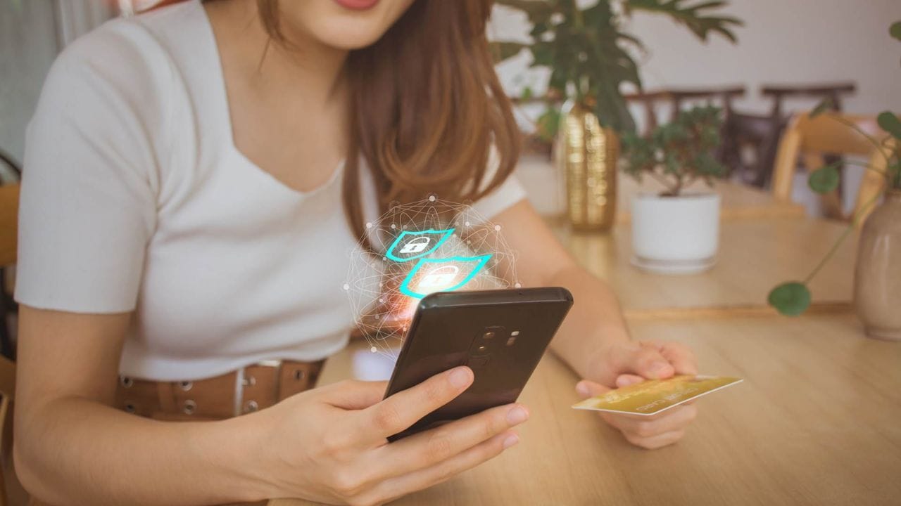 આની સાથે જ પ્લેટફોર્મ દ્વારા આપવામાં આવેલા સિક્યોરિટી ટેગ્સ (Security Tags) ને ક્યારેય નજરઅંદાજ ન કરવા જોઈએ. Amazon અને Flipkart બંને શંકાસ્પદ વેચાણકર્તાઓ પર નજર રાખે છે  અને જેમના વિરુદ્ધ વધુ ફરિયાદો હોય છે, તેમને હટાવી દે છે.  તેથી પ્રયત્ન કરો કે તમે એવા જ પ્રોડક્ટ્સ પસંદ કરો જેના પર પ્લેટફોર્મનો ભરોસાપાત્ર ટેગ (Trusted Tag) લાગેલો હોય, કારણ કે તેનાથી તમને વધુ સુરક્ષિત ખરીદીનો ભરોસો મળે છે. (Photo-Google)