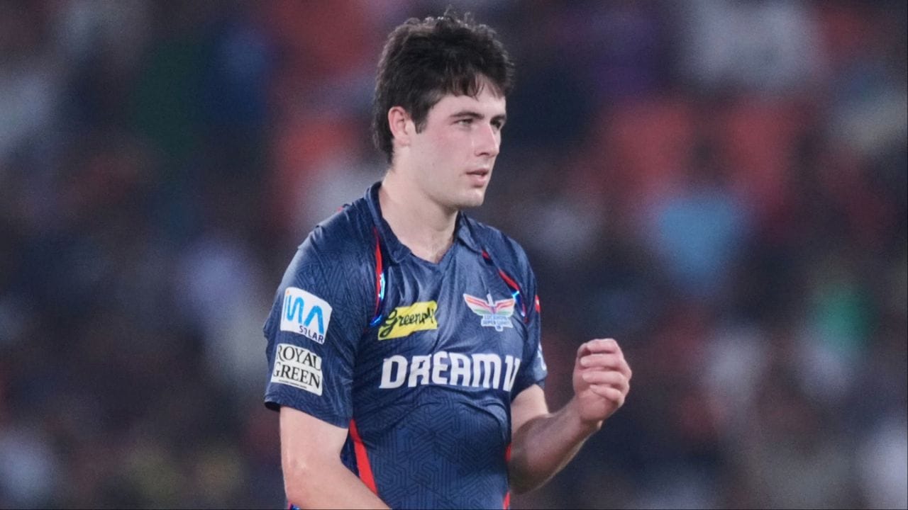 Will O'Rourke – Lucknow Super Giants: ત્રીજા નંબર પર લખનૌ સુપર જાયન્ટ્સ ના વિલિયમ ઓ'રૉર્કે છે. 27 મે 2025 ના રોજ રોયલ ચેલેન્જર્સ બેંગ્લુરુ (RCB) સામે તેણે  4 ઓવરમાં 74 રન લુટાવ્યા હતા. જોકે, તેણે 2 વિકેટ ચોક્કસ ઝડપી હતી, પરંતુ તેની બોલિંગ ઘણી મોંઘી સાબિત થઈ હતી. બેટ્સમેનોએ તેની દરેક ઓવરમાં મોટા શોટ્સ ફટકાર્યા અને રન રેટને ઝડપથી  આગળ વધાર્યો હતો. (Photo-BCCI)